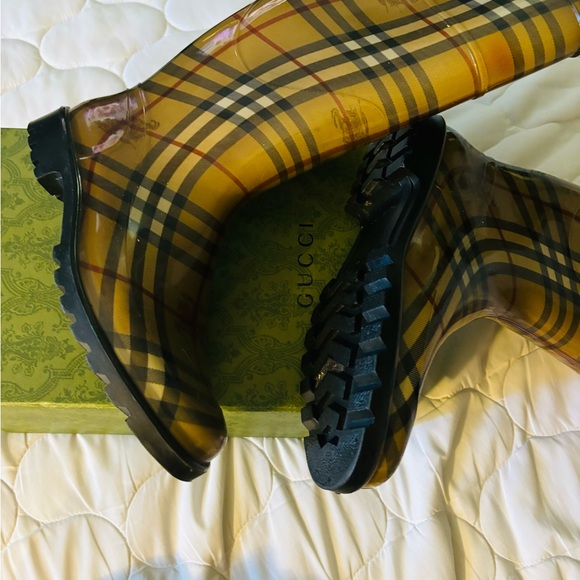 Burberry boots in great condition - Picture 3 of 3